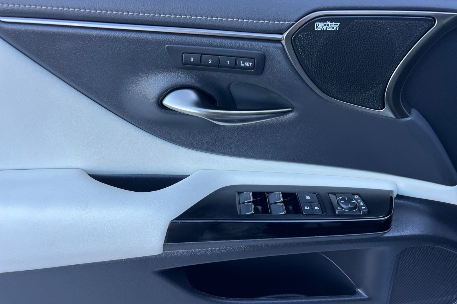 2024 Lexus ES 300h F SPORT Handling